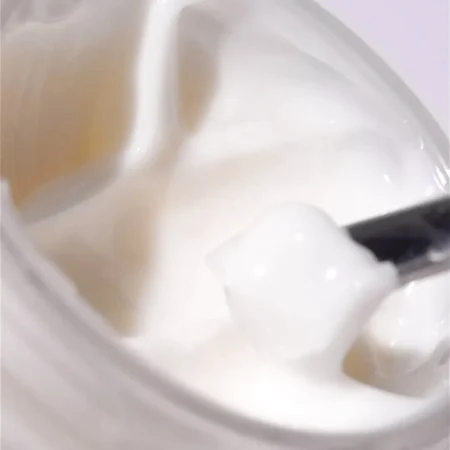 Makris-Hydration-Cream-Texture-Thumb